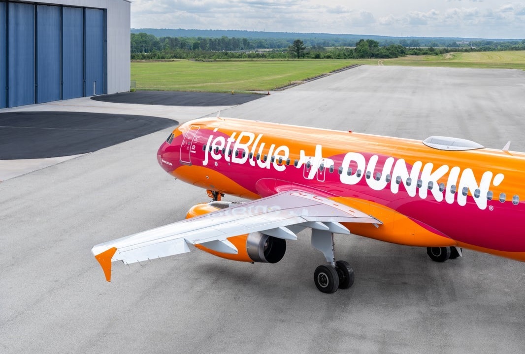 Terbang pesawat jetblue/dunkin 'untuk mendapatkan status mosaic 1 trueblue + status dunkin'